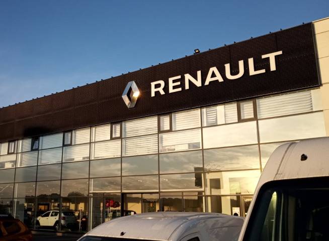 Фасадне оформлення автосалону Renault
